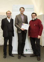Geballte steirische Geodaten-Power: Sommer, Grießer und Hütter freuen sich über den Publikumspreis für basemap.at, v.l. © steiermark.at / Leiss, bei Quellenangabe honorarfrei Geballte steirische Geodaten-Power: Sommer, Grießer und Hütter freuen sich über den Publikumspreis für basemap.at, v.l.