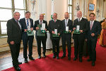 LH Hermann Schützenhöfer (li.) und LH-Stv. Michael Schickhofer (re.) mit den Geehrten: Josef Smolle, Siegfried Schrittwieser, Helmuth Lexer, Erwin Wurm und Erich Hödl (v.l.) © Foto: steiermark.at/Frankl; bei Quellenangabe honorarfrei LH Hermann Schützenhöfer (li.) und LH-Stv. Michael Schickhofer (re.) mit den Geehrten: Josef Smolle, Siegfried Schrittwieser, Helmuth Lexer, Erwin Wurm und Erich Hödl (v.l.)
