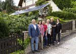 Simone Skalicki von der Abteilung 15 (re.) und Baumeister Hellmut Michael Bartl (li.) freuten sich mit Ulrike und Andreas Hierzberger sowie Agnes und Günther Ilgerl über die neue PV-Anlage (v.l.) Simone Skalicki von der Abteilung 15 (re.) und Baumeister Hellmut Michael Bartl (li.) freuten sich mit Ulrike und Andreas Hierzberger sowie Agnes und Günther Ilgerl über die neue PV-Anlage (v.l.)