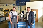 Betriebsbesuch bei der Firma AKE - Ausseer Kälte- und Edelstahltechnik: LH Schickhofer (r.) mit dem Lehrling Franz Kalß Betriebsbesuch bei der Firma AKE - Ausseer Kälte- und Edelstahltechnik: LH Schickhofer (r.) mit dem Lehrling Franz Kalß