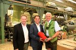 Michael Schickhofer (M.) bei der Kneitz GmbH mit Geschäftsführer Bernhard Deutinger (l.) und Bürgermeister Manfred Ritzinger Michael Schickhofer (M.) bei der Kneitz GmbH mit Geschäftsführer Bernhard Deutinger (l.) und Bürgermeister Manfred Ritzinger