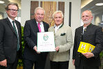Landesrat Christopher Drexler, Landeshauptmann Hermann Schützenhöfer, Hilfswerk-Vorsitzender BR Gregor Hammerl und Geschäftsführer Gerald Mussnig (v.l.) bei der Überreichung des Landeswappens. © Hilfswerk Steiermark/Oliver Wolf; bei Quellenangabe honorarfrei Landesrat Christopher Drexler, Landeshauptmann Hermann Schützenhöfer, Hilfswerk-Vorsitzender BR Gregor Hammerl und Geschäftsführer Gerald Mussnig (v.l.) bei der Überreichung des Landeswappens.