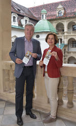 LR Anton Lang und Tierschutzombudsfrau Barbara Fiala-Köck appelieren an alle Katzenfreunde, den neuen Katzenkastrationsfolder zu beachten. © Foto: Land Steiermark; bei Quellenangabe honorarfrei LR Anton Lang und Tierschutzombudsfrau Barbara Fiala-Köck appelieren an alle Katzenfreunde, den neuen Katzenkastrationsfolder zu beachten.