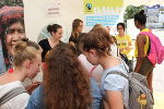 Großer Andrang von Schulklassen, wie hier beim Stand von FAIRTRADE-Österreich. © Fotos: www.fairstyria.at/Steinbach, bei Quellenangabe honorarfrei Großer Andrang von Schulklassen, wie hier beim Stand von FAIRTRADE-Österreich.