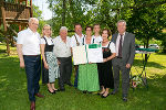 LR Johann Seitinger (li.) überreichte gemeinsam mit LR Anton Lang (re.) und der neuen Landtagspräsidentin Gabriele Kolar (2.v.l.) sowie Barbara Fiala-Köck (2.v.r.) der Familie Karner-Friedrich den Preis. LR Johann Seitinger (li.) überreichte gemeinsam mit LR Anton Lang (re.) und der neuen Landtagspräsidentin Gabriele Kolar (2.v.l.) sowie Barbara Fiala-Köck (2.v.r.) der Familie Karner-Friedrich den Preis.