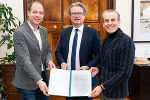 KAGes-Zentralbetriebsratsvorsitzender Michael Tripolt, Personallandesrat Christopher Drexler, Landespersonalvertretungs-Obmann Günther Lippitsch © steiermark.at/Streibl KAGes-Zentralbetriebsratsvorsitzender Michael Tripolt, Personallandesrat Christopher Drexler, Landespersonalvertretungs-Obmann Günther Lippitsch