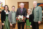 Brachten Adventstimmung in die Grazer Burg: Fachvorständin Martina Teller-Pichler, Marcel Scherf, LH Hermann Schützenhöfer, Eva Bohnstingl und Direktor Franz Patz von der Gartenbauschule. © steiermark.at/Streibl: honorarfrei bei Quellenangabe Brachten Adventstimmung in die Grazer Burg: Fachvorständin Martina Teller-Pichler, Marcel Scherf, LH Hermann Schützenhöfer, Eva Bohnstingl und Direktor Franz Patz von der Gartenbauschule.