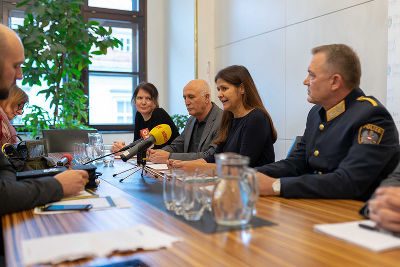 Gemeinsam mit Landespolizeidirektor-Stellvertreter Manfred Komericky, Eduard Hamedl (Männernotruf) und Michaela Gosch (Frauenhäuser) präsentierte Soziallandesrätin Doris Kampus ein Fünf-Punkte-Maßnahmenpaket zum Frauen- und Gewaltschutz. © Drechsler Gemeinsam mit Landespolizeidirektor-Stellvertreter Manfred Komericky, Eduard Hamedl (Männernotruf) und Michaela Gosch (Frauenhäuser) präsentierte Soziallandesrätin Doris Kampus ein Fünf-Punkte-Maßnahmenpaket zum Frauen- und Gewaltschutz.