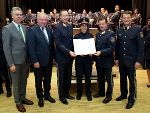 Ministerialrat Norbert Leitner, Landeshauptmann Hermann Schützenhöfer, Oberst Rupert Gruber mit Absolventin Anna Lea Ellmer und Landespolizeidirektor Gerald Ortner sowie General Reinhard Schnakl (v.l.). © LPD/Makowecz; Nutzung bei Quellenangabe honorarfrei Ministerialrat Norbert Leitner, Landeshauptmann Hermann Schützenhöfer, Oberst Rupert Gruber mit Absolventin Anna Lea Ellmer und Landespolizeidirektor Gerald Ortner sowie General Reinhard Schnakl (v.l.).