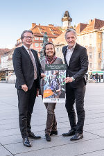 v.l.n.r. Kulturlandesrat Christopher Drexler, Monika Primas, Geschäftsführerin der Volkskultur Steiermark GmbH und Kulturstadtrat Günter Riegler präsentieren das Programm „Volkskultur.bewegt.Graz.20x20“ © steiermark.at / Streibl v.l.n.r. Kulturlandesrat Christopher Drexler, Monika Primas, Geschäftsführerin der Volkskultur Steiermark GmbH und Kulturstadtrat Günter Riegler präsentieren das Programm „Volkskultur.bewegt.Graz.20x20“
