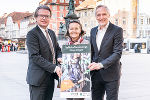 v.l.n.r. Kulturlandesrat Christopher Drexler, Monika Primas, Geschäftsführerin der Volkskultur Steiermark GmbH und Kulturstadtrat Günter Riegler präsentieren das Programm „Volkskultur.bewegt.Graz.20x20“ © steiermark.at / Streibl v.l.n.r. Kulturlandesrat Christopher Drexler, Monika Primas, Geschäftsführerin der Volkskultur Steiermark GmbH und Kulturstadtrat Günter Riegler präsentieren das Programm „Volkskultur.bewegt.Graz.20x20“