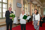 Der längstdienenden Kinderdorfmutter der Steiermark, Renate Bayer wurde das Goldene Ehrenzeichen des Landes Steiermark überreicht. Der längstdienenden Kinderdorfmutter der Steiermark, Renate Bayer wurde das Goldene Ehrenzeichen des Landes Steiermark überreicht.