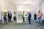 Präsentierten heute gemeinsam die Neuausrichtung: Kerstin Dohr (Liezen), Oliver Stangl, (Oststeiermark), Sandra Höbel (Geschäftsführerin Landentwicklung Steiermark), Landesrätin Barbara Eibinger-Miedl, Bianca Lamprecht, (Südoststeiermark), LTabg. Vzbgm. ÖkR Franz Fartek (Obmann Landentwicklung Steiermark), Ulrike Elsneg, (Südweststeiermark) und Johanna Reinbrecht (Obersteiermark Ost) (v.l.) © Foto: Landentwicklung Steiermark/Tlapak; bei Quellenangabe honorarfrei Präsentierten heute gemeinsam die Neuausrichtung: Kerstin Dohr (Liezen), Oliver Stangl, (Oststeiermark), Sandra Höbel (Geschäftsführerin Landentwicklung Steiermark), Landesrätin Barbara Eibinger-Miedl, Bianca Lamprecht, (Südoststeiermark), LTabg. Vzbgm. ÖkR Franz Fartek (Obmann Landentwicklung Steiermark), Ulrike Elsneg, (Südweststeiermark) und Johanna Reinbrecht (Obersteiermark Ost) (v.l.)