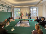 Sicherheitsgipfel in der Grazer Burg: LH Schützenhöfer und LH-Stv. Lang tauschten sich mit Landespolizeidirektor Gerald Ortner, Militärkommandant Heinz Zöllner, Verfassungsschutz-Leiter Rupert Meixner und Landesamtsdirektorin Brigitte Scherz-Schaar aus. Sicherheitsgipfel in der Grazer Burg: LH Schützenhöfer und LH-Stv. Lang tauschten sich mit Landespolizeidirektor Gerald Ortner, Militärkommandant Heinz Zöllner, Verfassungsschutz-Leiter Rupert Meixner und Landesamtsdirektorin Brigitte Scherz-Schaar aus.