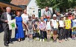LH-Stv. Anton Lang überreichte die Pet-Buddy Urkunden an die Kinder der VS Straßgang © Land Steiermark LH-Stv. Anton Lang überreichte die Pet-Buddy Urkunden an die Kinder der VS Straßgang