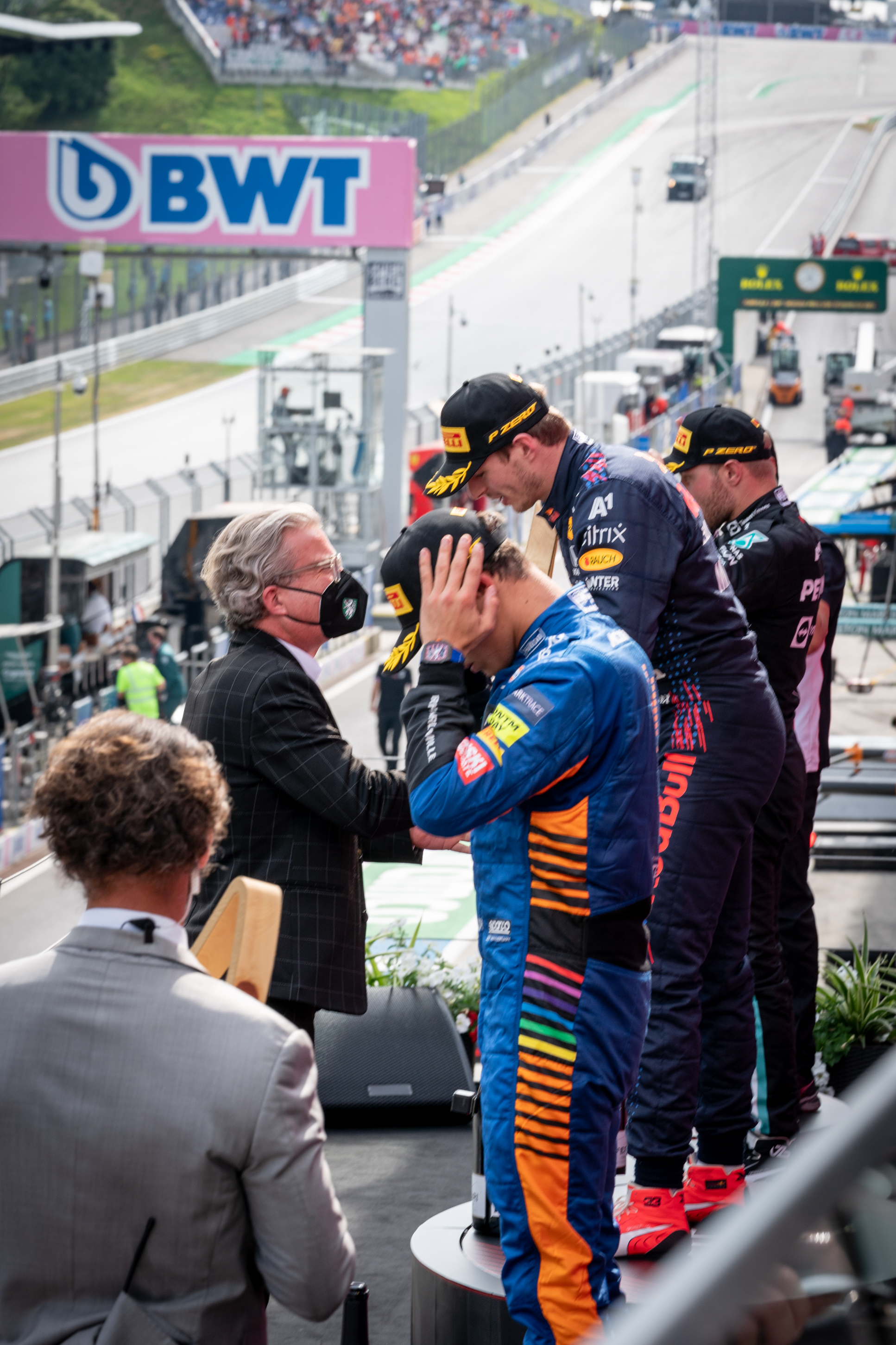 LR Drexler bei der Pokalübergabe an Max Verstappen © steiermark.at/Streibl LR Drexler bei der Pokalübergabe an Max Verstappen