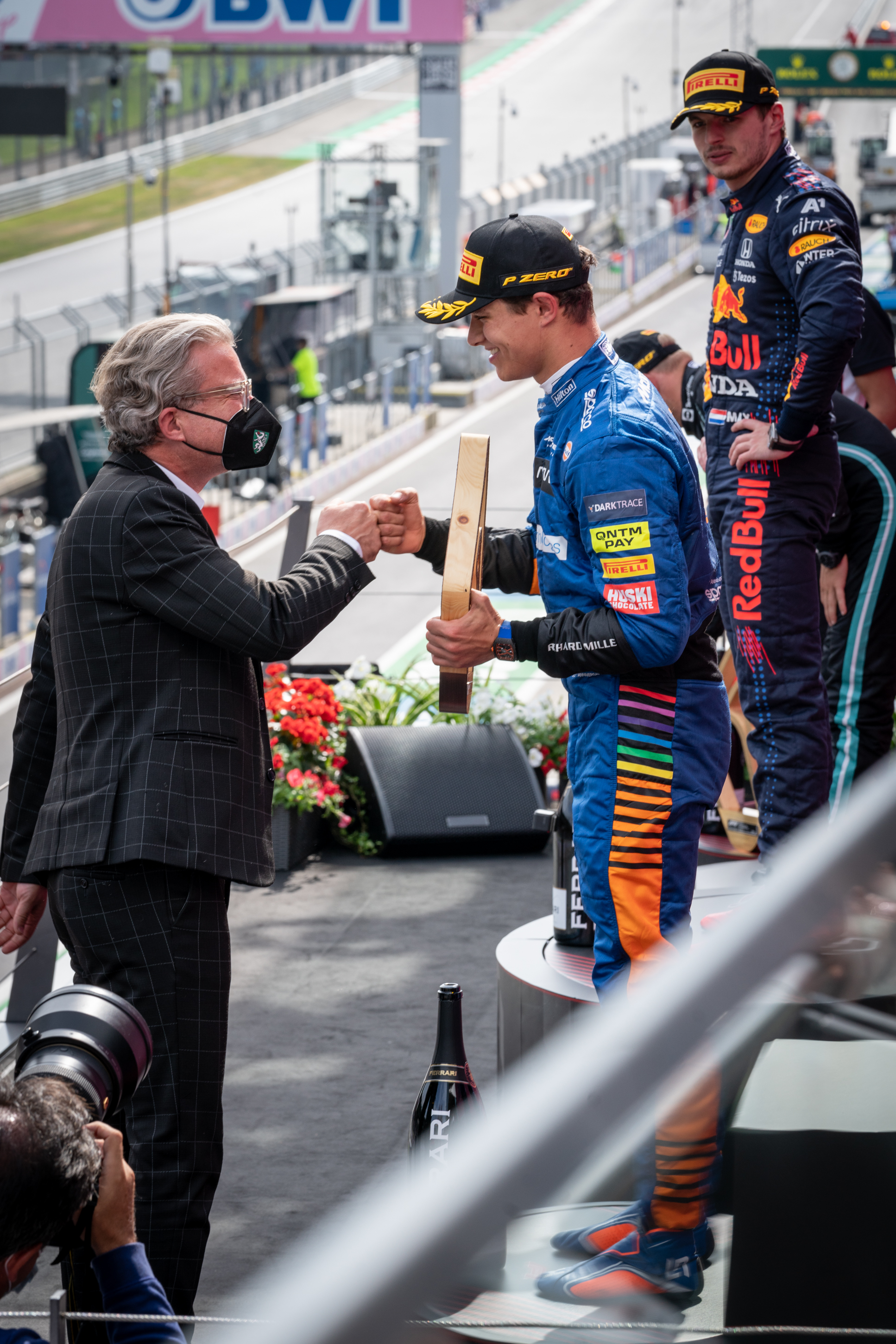 LR Drexler bei der Pokalübergabe an Lando Norris © steiermark.at/Streibl LR Drexler bei der Pokalübergabe an Lando Norris