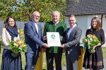 LH Hermann Schützenhöfer mit den Geschäftsführern Michael Münzer und Ewald-Marco Münzer sowie deren Gattinnen Cornelia und Kerstin bei der Überreichung des Landeswappens. © Land Steiermark/Münzer Bioindustrie GmbH; Nutzung bei Quellenangabe honorarfrei LH Hermann Schützenhöfer mit den Geschäftsführern Michael Münzer und Ewald-Marco Münzer sowie deren Gattinnen Cornelia und Kerstin bei der Überreichung des Landeswappens.