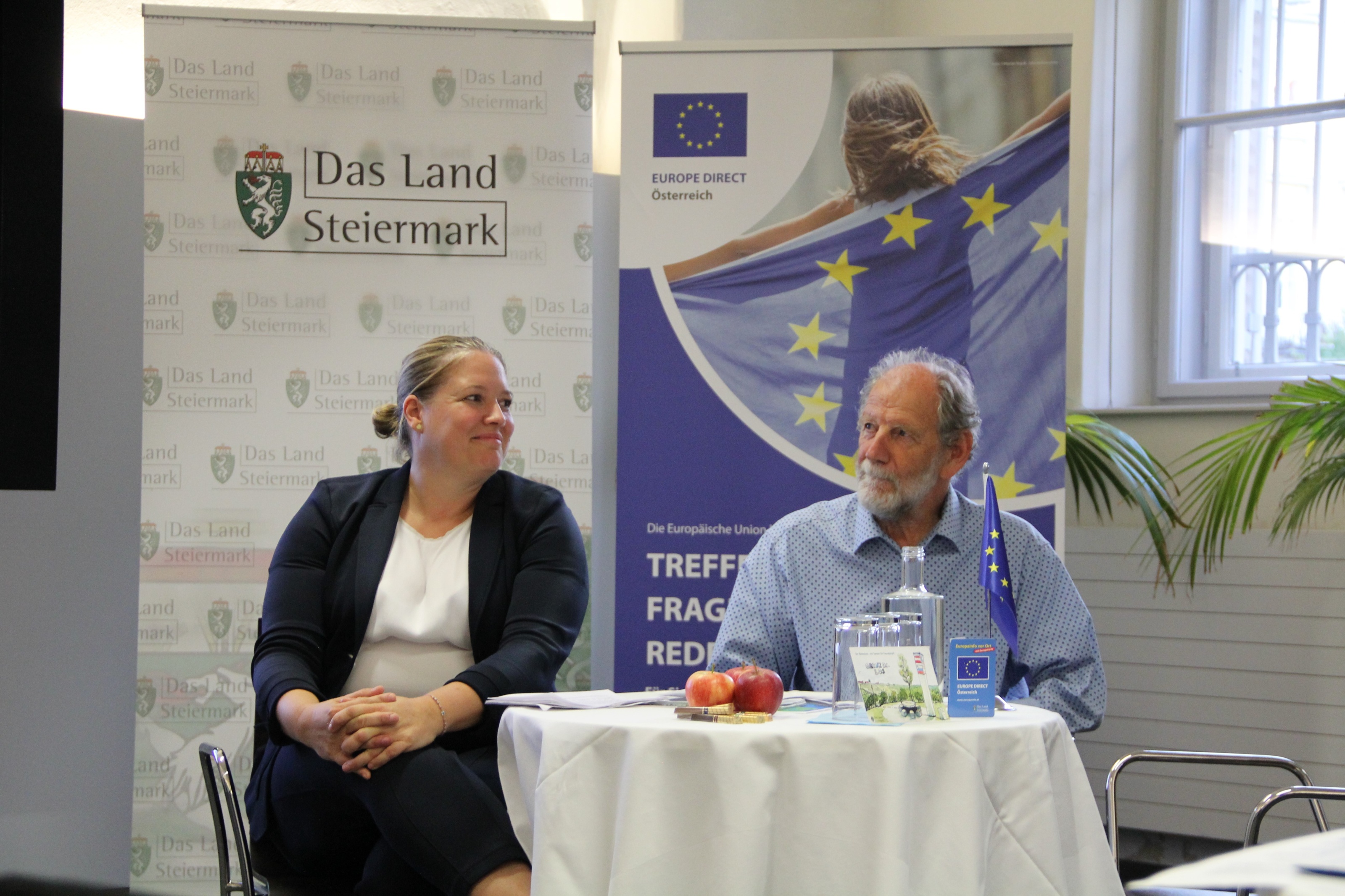 Tina Obermoser von EUROPE DIRECT Steiermark im Gespräch mit Michael Cramer © Land Steiermark Tina Obermoser von EUROPE DIRECT Steiermark im Gespräch mit Michael Cramer