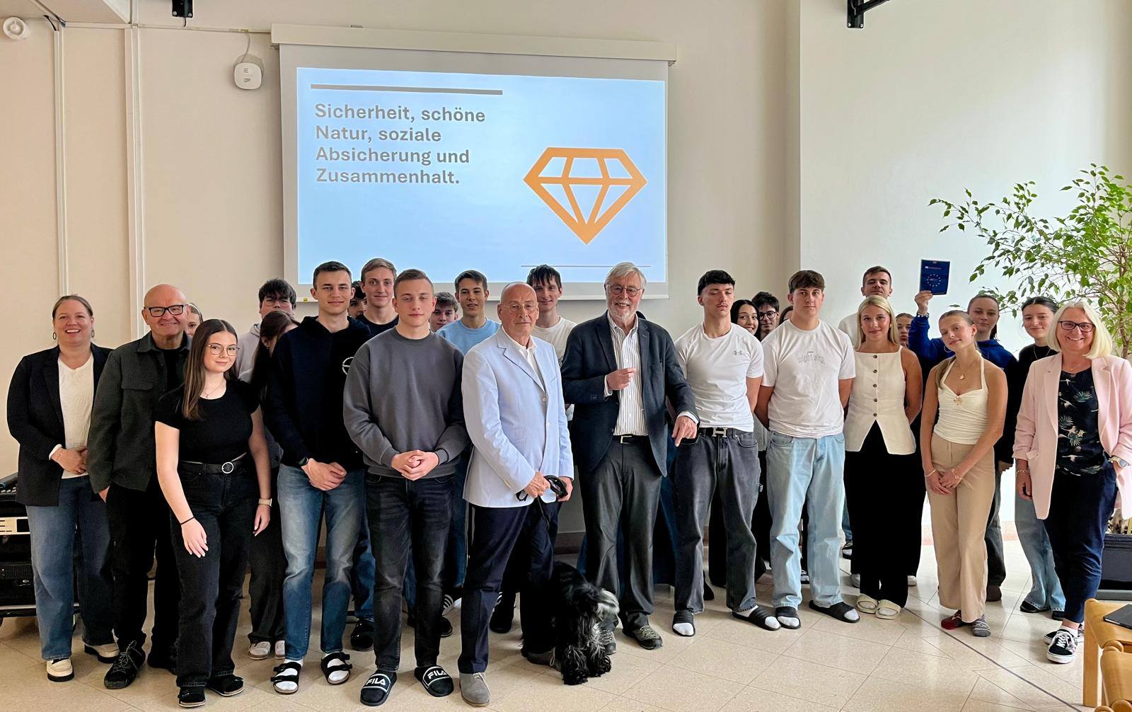 Gruppenfoto mit den Schülerinnen und Schülern der HAK Eisenerz Gruppenfoto mit den Schülerinnen und Schülern der HAK Eisenerz