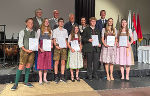 Direktor Eduard Lanner (2. Reihe, 1. v. l.) Bildungsdirektorin Meixner (2. Reihe, 4. v. l.) sowie Landesrat Hermann (2. Reihe, r.) mit einem Teil der ausgezeichneten Musikschüler © Foto: Büro LR Hermann; bei Quellenangabe honorarfrei Direktor Eduard Lanner (2. Reihe, 1. v. l.) Bildungsdirektorin Meixner (2. Reihe, 4. v. l.) sowie Landesrat Hermann (2. Reihe, r.) mit einem Teil der ausgezeichneten Musikschüler