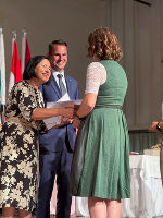 Bildungsdirektorin Meixner sowie Landesrat Hermann im Rahmen der Verleihung © Foto: Büro LR Hermann; bei Quellenangabe honorarfrei Bildungsdirektorin Meixner sowie Landesrat Hermann im Rahmen der Verleihung