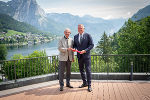 Landeshauptmann Wilfried Haslauer übergibt das Staffelholz des LH-Konferenz-Vorsitzes am Grundlsee an Landeshauptmann Mario Kunasek © Foto: Land Steiermark/Streibl; bei Quellenangabe honorarfrei Landeshauptmann Wilfried Haslauer übergibt das Staffelholz des LH-Konferenz-Vorsitzes am Grundlsee an Landeshauptmann Mario Kunasek