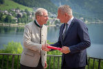 Landeshauptmann Mario Kunasek übernimmt das Staffelholz des LH-Konferenz-Vorsitzes am Grundlsee von Landeshauptmann Wilfried Haslauer © Foto: Land Steiermark/Streibl; bei Quellenangabe honorarfrei Landeshauptmann Mario Kunasek übernimmt das Staffelholz des LH-Konferenz-Vorsitzes am Grundlsee von Landeshauptmann Wilfried Haslauer
