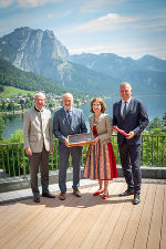 Bundesrat Peter Samt übernimmt die Bundesratspräsidentschaft von Andrea Eder-Gitschthaler. Eder-Gitschthaler übergibt den symbolischen Schlüssel an Samt. © Foto: Land Steiermark/Streibl; bei Quellenangabe honorarfrei Bundesrat Peter Samt übernimmt die Bundesratspräsidentschaft von Andrea Eder-Gitschthaler. Eder-Gitschthaler übergibt den symbolischen Schlüssel an Samt.