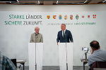 LH Wilfried Haslauer und LH Mario Kunasek bei den Pressestatements – der steirische Vorsitz steht unter dem Motto „Starke Länder. Sichere Zukunft.“ © Foto: Land Steiermark/Streibl; bei Quellenangabe honorarfrei LH Wilfried Haslauer und LH Mario Kunasek bei den Pressestatements – der steirische Vorsitz steht unter dem Motto „Starke Länder. Sichere Zukunft.“