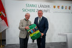 LH Mario Kunasek hat LH Wilfried Haslauer einen Steiermark-Koffer überreicht © Foto: Land Steiermark/Streibl; bei Quellenangabe honorarfrei LH Mario Kunasek hat LH Wilfried Haslauer einen Steiermark-Koffer überreicht