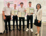 LAbg. Sandra Holasek (r.) gratulierte Samuel Simm, Paul Bohle-Fuchs und Paul Fortmüller von der HTBLVA Ortweinschule zum ersten Platz für ihre Diplomarbeit © Landesbibliothek/Evelyn Wagner; Verwendung bei Quellenangabe honorarfrei LAbg. Sandra Holasek (r.) gratulierte Samuel Simm, Paul Bohle-Fuchs und Paul Fortmüller von der HTBLVA Ortweinschule zum ersten Platz für ihre Diplomarbeit