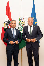 LH Mario Kunasek (re.) traf heute Nachmittag Wirtschaftsminister Wolfgang Hattmannsdorfer zum Austausch in der Grazer Burg © Foto: Land Steiermark/Streibl; bei Quellenangabe honorarfrei LH Mario Kunasek (re.) traf heute Nachmittag Wirtschaftsminister Wolfgang Hattmannsdorfer zum Austausch in der Grazer Burg