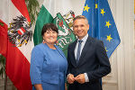 LH-Stv. Manuela Khom begrüßte Wirtschaftsminister Wolfgang Hattmannsdorfer zum Gespräch in ihrem Büro. © Foto: Land Steiermark/Streibl; bei Quellenangabe honorarfrei LH-Stv. Manuela Khom begrüßte Wirtschaftsminister Wolfgang Hattmannsdorfer zum Gespräch in ihrem Büro.
