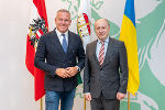 LH Mario Kunasek begrüßte heute Mittag den ukrainischen Botschafter S.E. Vasyl Khymynets in der Grazer Burg. © Land Steiermark/Robert Binder; bei Quellenangabe honorarfrei LH Mario Kunasek begrüßte heute Mittag den ukrainischen Botschafter S.E. Vasyl Khymynets in der Grazer Burg.