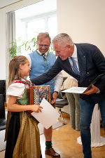 Landeshauptmann Mario Kunasek überreichte Urkunden © Land Steiermark/ Steibl Landeshauptmann Mario Kunasek überreichte Urkunden