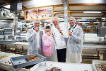 Bürgermeister Manfred Reisenhofer, Landeshauptmann-Stellvertreterin Manuela Khom, Chocolatier Josef Zotter und Staatssekretär Alexander Pröll (v.l.) zu Gast in der Schokoladenmanufaktur.  © BKA/Dunker Bürgermeister Manfred Reisenhofer, Landeshauptmann-Stellvertreterin Manuela Khom, Chocolatier Josef Zotter und Staatssekretär Alexander Pröll (v.l.) zu Gast in der Schokoladenmanufaktur.