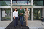 Landeshauptmann Mario Kunasek (M.) und Landesamtsdirektorin Brigitte Scherz-Schaar (l.) mit Bezirkshauptfrau Kerstin Raith-Schweighofer vor der Bezirkshauptmannschaft Hartberg-Fürstenfeld.