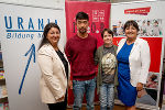 Landeshauptmann-Stellvertreterin Manuela Khom mit AMS-Geschäftsführerin Yvonne Popper-Pieber und den beiden Absolventen Bahman Murtaza und Flora Storm  © Land Steiermark; Verwendung bei Quellenangabe honorarfrei