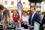 Staatsekretärin Ulrike Königsberger-Ludwig, Landesrätin Beate Prettner und Landesrat Karlheinz Kornhäusl auf einem Rundgang durch die Jugendgesundheitskonferenz im Landhaushof. 