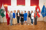 Landeshauptmann-Stellvertreterin Manuela Khom (6.v.l.) und Frauenministerin Eva-Maria Holzleitner (5.v.l.)  mit den Frauenreferentinnen der österreichischen Bundesländer bei der Konferenz der Landesfrauenreferentinnen in Graz. 