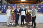 Landeshauptmann Mario Kunasek (3.v.l.) gratulierte Geschäftsführer Thomas Janitsch (4.v.l.) zur Verleihung des steirischen Landeswappens.