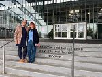 Tina Obermoser und Lia Gobiet vor dem BG/BRG Klusemann