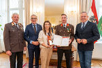 Auch die Knapp AG wurde von LH Mario Kunasek (r.), WK-Präsident Josef Herk (2.v.l.) und Landesfeuerwehrkommandant Reinhard Leichtfried (l.) ausgezeichnet.