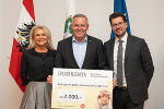 Kinderkrebshilfe-Vorstandsmitglied Doris Prasch (l.) und Obmann Mario Walcher (r.) freuten sich über den von LH Mario Kunasek (M.) überreichten Spendenscheck © Land Steiermark/Andreas Resch; Verwendung bei Quellenangabe honorarfrei