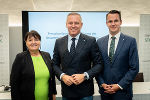 Landeshauptmann-Stellvertreterin Manuela Khom, Landeshauptmann Mario Kunasek und Landesrat Stefan Hermann (v.l.) im Rahmen der Pressekonferenz © Land Steiermark/Jesse Streibl; Verwendung bei Quellenangabe honorarfrei