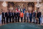 Steirische und Südtiroler Parlamentarier im Landtag Steiermark: Lambert Schönleitner, Sandro Repetto, Klaus Zenz, Franz Locher, LTP Arnold Schuler, LTP Gerald Deutschmann, 3.LTP Helga Ahrer, 2.LTP Christopher Drexler, Sven Knoll, KO Marco Triller, Philipp Könighofer, Madeleine Rohrer, Bruno Aschenbrenner