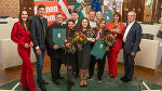 Eine Gruppe von Personen steht im Landtagssitzungssaal © Land Steiermark/Johannes Krenn