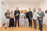 Kulturlandesrat Karlheinz Kornhäusl (6.v.l.) und Landtagsabgeordneter Stefan Resch (7.v.l.) gratulierten den diesjährigen Preisträgerinnen und Preisträgern der Landeskulturpreise und überreichten ihnen eine Mela-Skulptur.