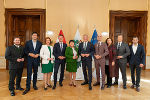 LH Mario Kunasek (6.v.l.), LH-Stv. Manuela Khom (5.v.l.) und LR Hannes Amesbauer (2.v.l.) haben in der Regierungssitzung den Heizkostenzuschuss des Landes für die kommende Heizperiode beschlossen. © Land Steiermark/Binder; bei Quellenangabe honorarfrei